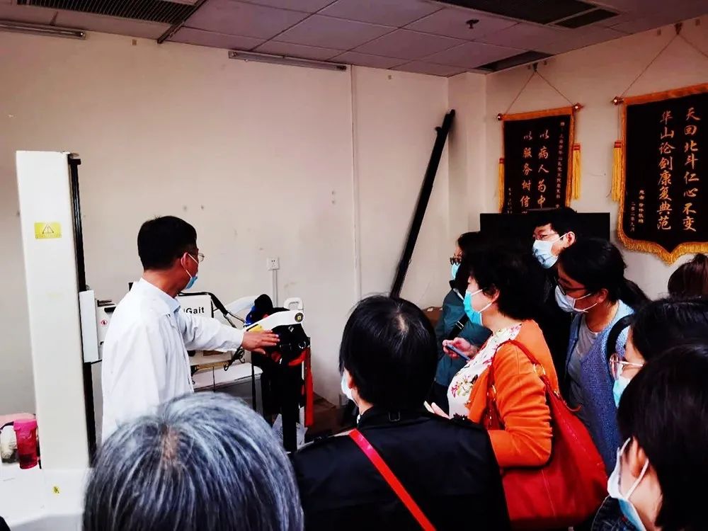 我院中层管理团队赴复旦大学附属华山北院参观学习